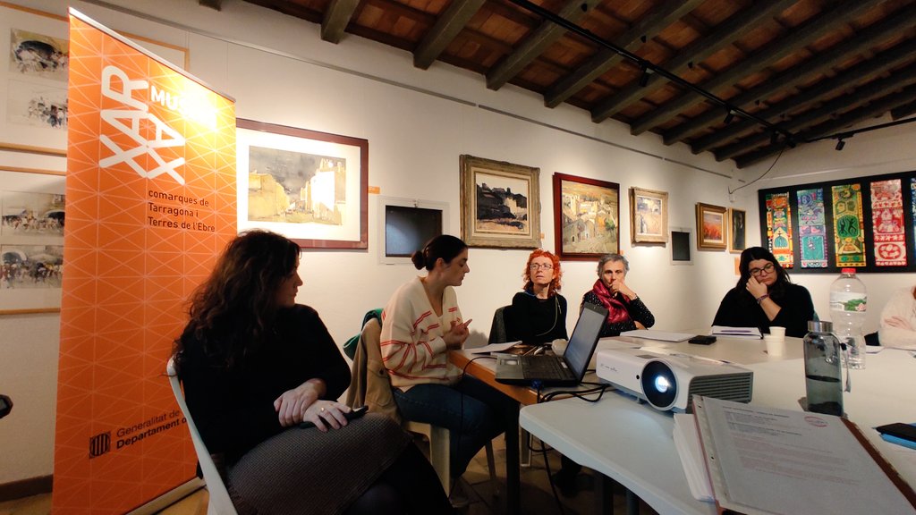 ProgramaAproPAT's tweet photo. Avui hem fet la primera part de la sessió inspiradora al @mcconcabarbera amb els docents de #EscolaLesMuralles i @Martilhuma que participen del #programaapropat
@CrpConca
Sessió dedicada a deixar-nos inspirar i seduir pel patrimoni!
#Montblanc #xmctte https://t.co/JRZkmBOkCx