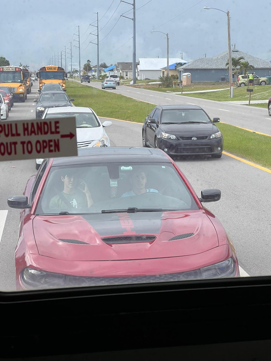 Un buen chófer siempre anda con su copiloto pa q grabe todas las cosas q hace en la calle 🤣