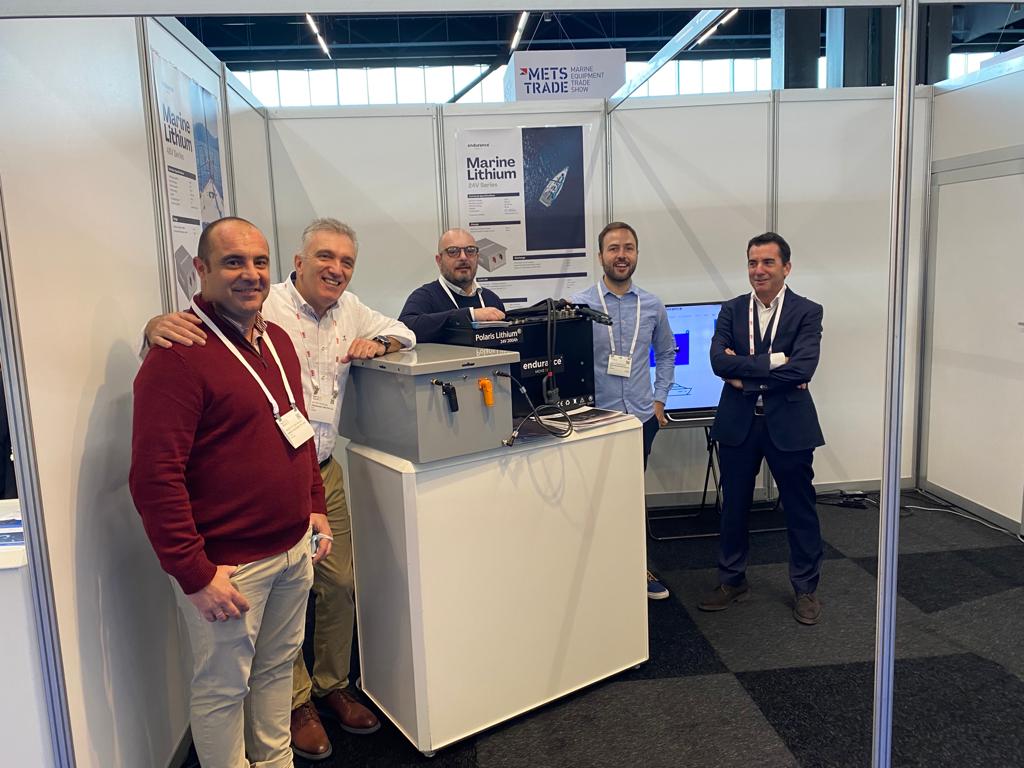 EnduranceMotive's tweet photo. Desde #METSTRADE #Amsterdam, nuestro equipo encabezado por @AnderMuelas ha finalizado una segunda jornada muy productiva. Nuestras baterías de #litio #lithium para el sector #marine ⛵ están demostrando su competitividad en tan importante evento.
#EnduranceMotive #mets2022 💪💪 https://t.co/BFrv0e7RWG