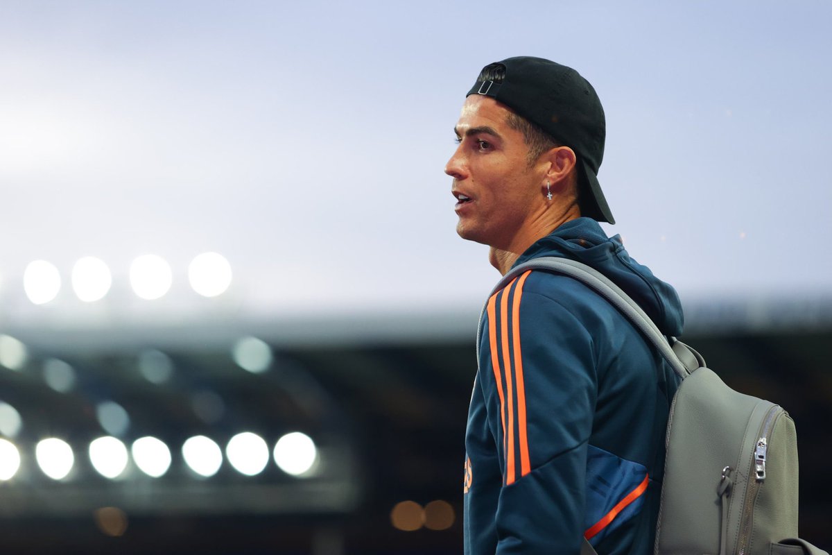 Piers Morgan : « Si j’avais Ronaldo dans mon club, je passerais chaque seconde à la regarder [dans le but d’apprendre], les jeunes du clubs font-ils ça ? »

Cristiano Ronaldo : « Seulement quelques uns. »

(<a href="/PiersUncensored/">Piers Morgan Uncensored</a>)