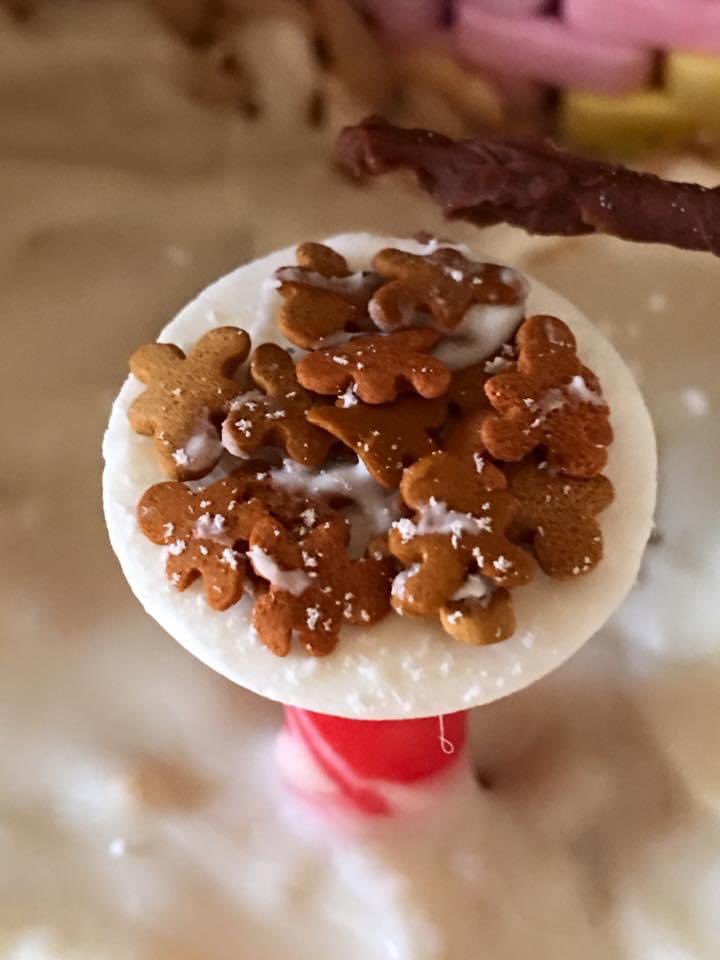 BrendaLCoyle's tweet photo. Would love to make one of these againโฆ.#Gingerbreadhousecontest https://t.co/yjMM7l96V9