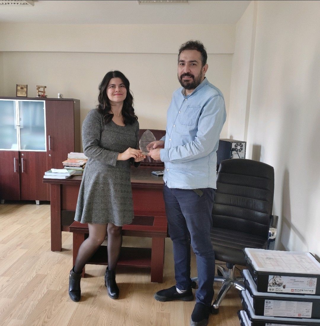 bteistanbul's tweet photo. Bilişim Teknolojileri Eğitimcileri Derneği olarak sahadaki uygulamalarımıza desteğini esirgemeyen ve Metaverse temalı Bilişim Seminerleri etkinliğimizin gerçekleşmesinde katkısı bulunan YTÜ BÖTE Bölüm Başkanı Prof. Dr. Serhat Bahadır Kert @sbkert hocamıza teşekkür ederiz. https://t.co/i5Fj4f4hfW