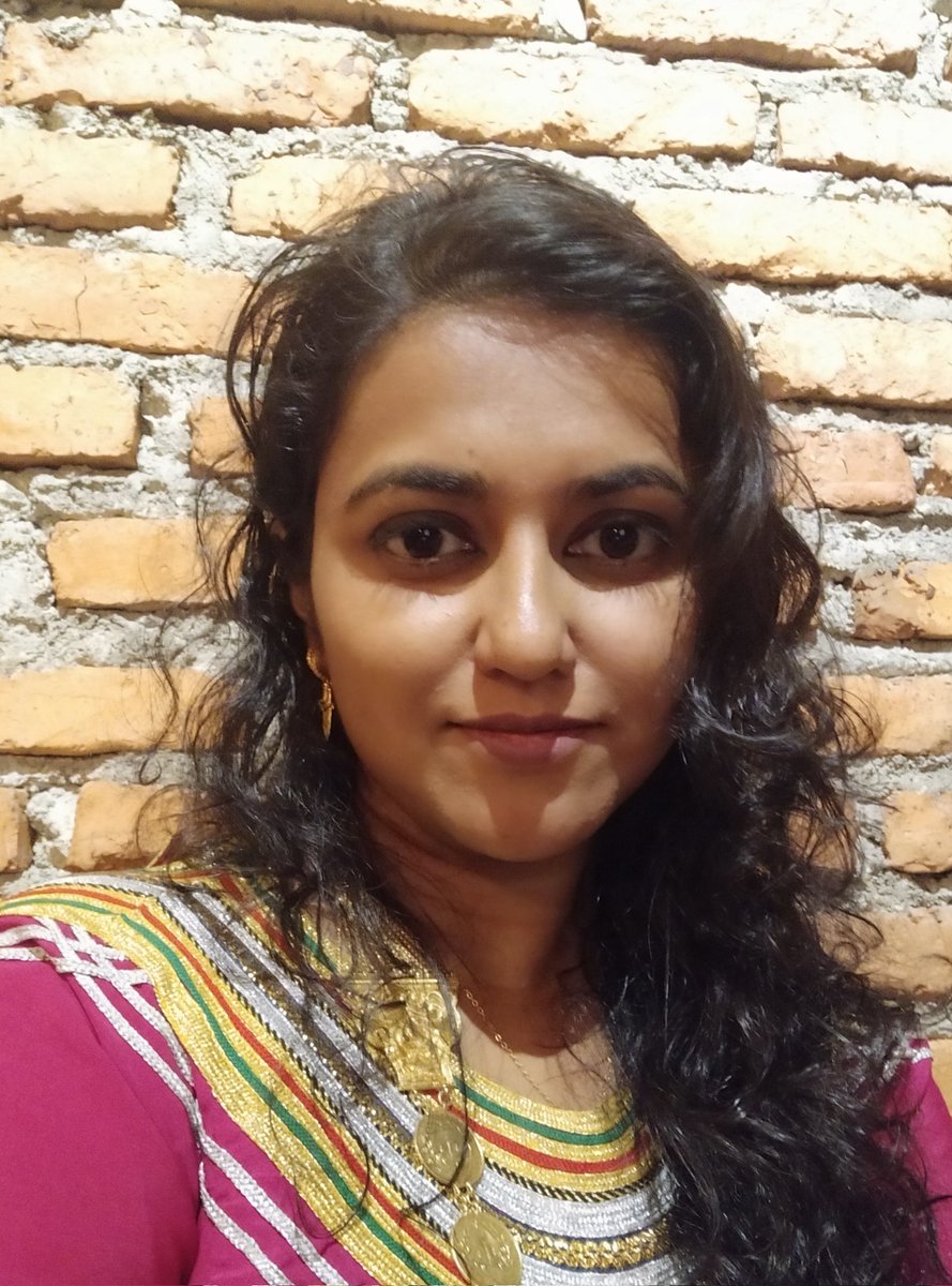 I had an amazing day... Mostly because I wore my favourite pink libas and got to show and teach random people how to make Kashifathi Bagiya. Really need to make wearing these a thing. Black and blue libas perhaps.