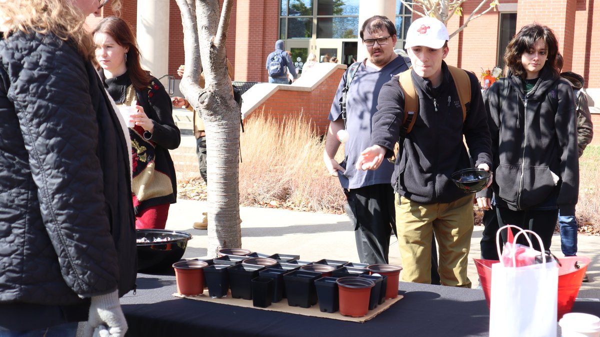 wkuogden's tweet image. We couldn&apos;t help but notice the smiles on your faces (and some game faces too!) while playing our &quot;Plant the Seeds in the Flower Pot&quot; game at Hope on the Hill today! 
#WKU