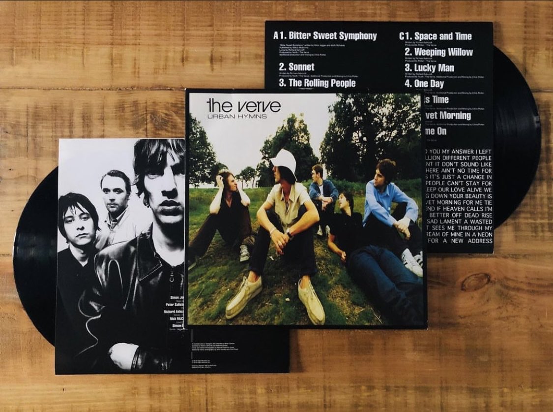 The Verve resurgió de las cenizas con el brillante ‘Urban Hyms’ (1997), un disco que es historia de la musica por sus 13 himnos sin fisuras -aquel año The Verve abarrotó todos los grandes recintos en los que actuó- y por la agridulce historia de “Bitter Sweet Symphony”. 🧵