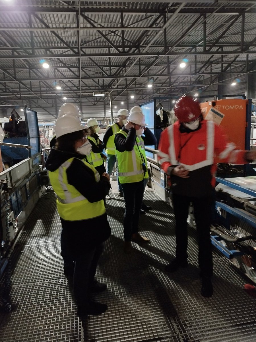 SytzeDijkstra's tweet photo. Ried #Noardeast op werkbezoek bij Omrin. Veel afvalscheiding, recycling en circulair. #comsumptiemaatschappij https://t.co/L3FT1pTur8
