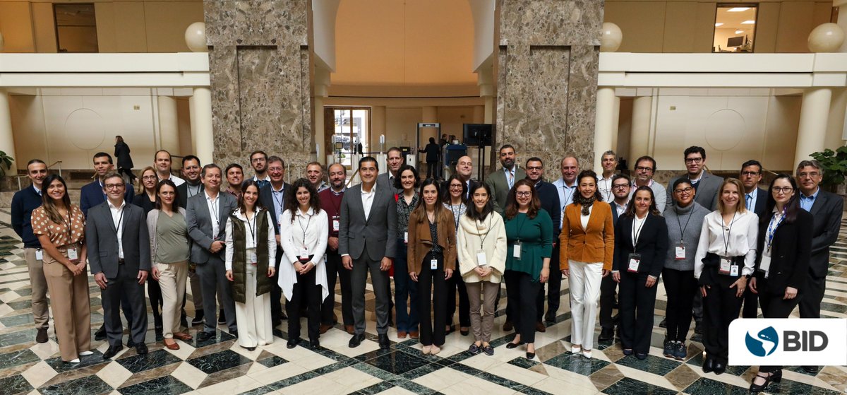 el_BID's tweet photo. En una coyuntura tan desafiante, el análisis de nuestros #Economistas en los países es clave para aportar soluciones efectivas. Este equipo se reúne de nuevo en persona para continuar ofreciendo conocimiento riguroso y de frontera que impacta positivamente las #PolíticasPúblicas. https://t.co/EPHz0cDOZd