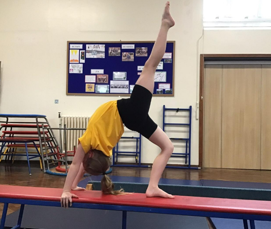 GCA_learning's tweet photo. Our Year 4 pupils are enjoying their current gymnastic topic- bridges. The children have been focusing on balance and using equipment. Fantastic effort year 4. #GCApe #GCAhealth https://t.co/3oniRS7mTD