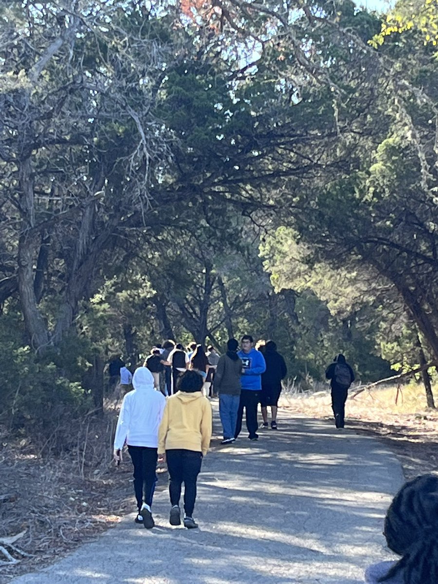 CoachGAleman's tweet photo. Walking Wednesday for @VMHSPE !!! Students got to enjoy this beautiful day outside on our trails and even got in some balance practice. #PatriotNation @coach_velez @CoachSSpicer @Mig_Gonz0 https://t.co/Nsyjo0Atvp