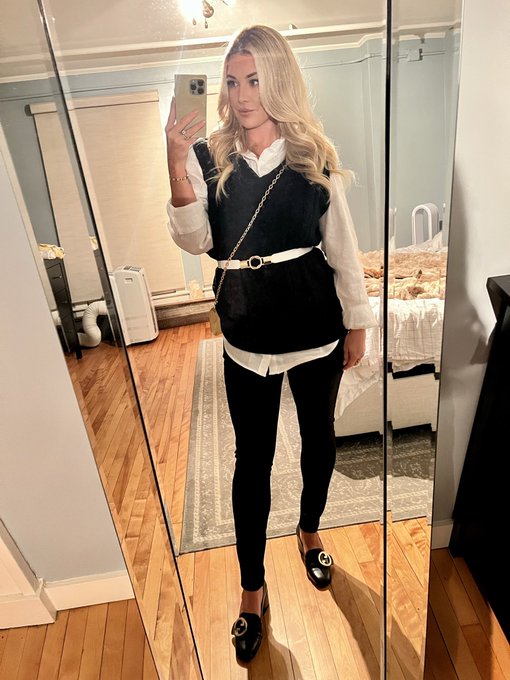 Feels weird not to be in yoga pants https://t.co/zBqVPHAwok