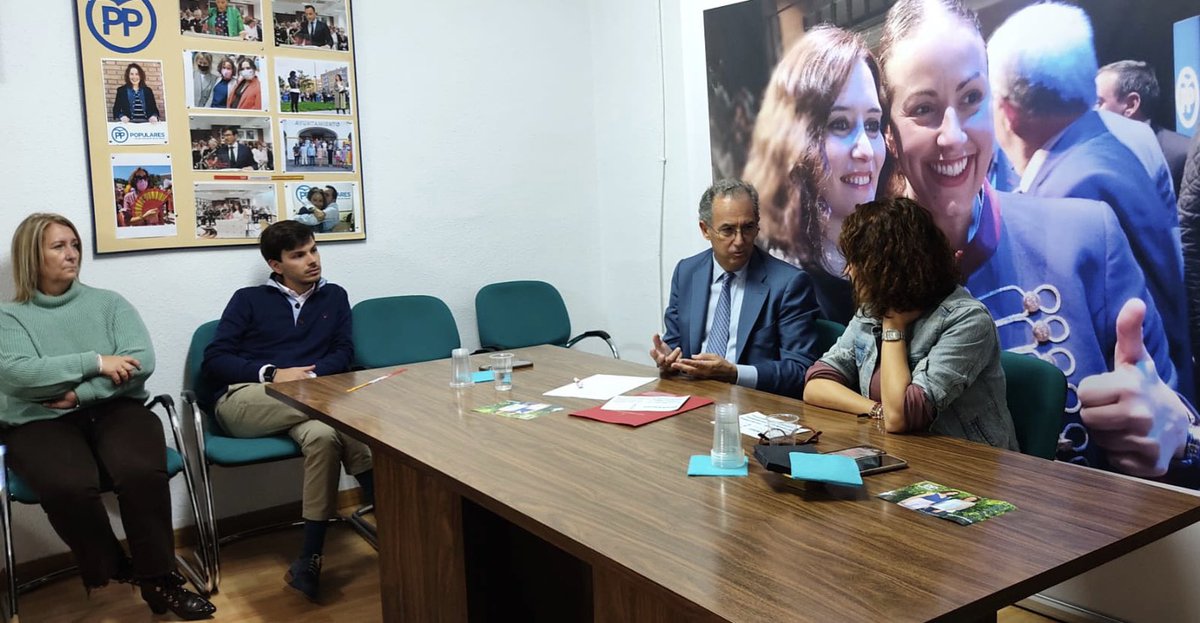 MCarmenPFSanse's tweet photo. Escuchando en la sede de @ppsanse al Vicepresidente de la Comunidad de Madrid @eossoriocrespo.
Para el Partido Popular la educación de calidad es fundamental y garantiza la posibilidad de escoger un futuro en libertad.
#IgualdadDeOportunidades
#LibertadDeEleccion
#PPSanse https://t.co/2hAhSy1mzz