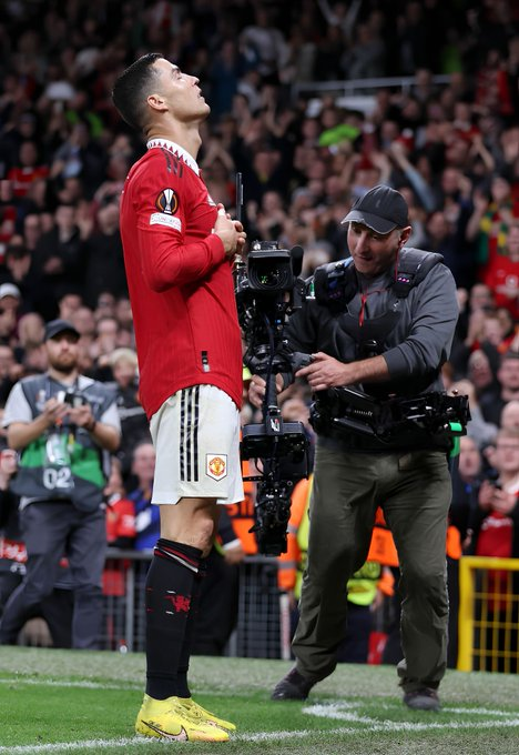 CabineSport's tweet photo. Cristiano Ronaldo sobre ser a pessoa mais seguida do mundo

"Sinto orgulho disso. Significa muito. Significa pessoas como eu. Por que sou o número um? Por que eu? Às vezes pergunto isso. Acho que ser bonito também ajuda."

#90MinutesWithRonaldo https://t.co/g2AExq6eJm