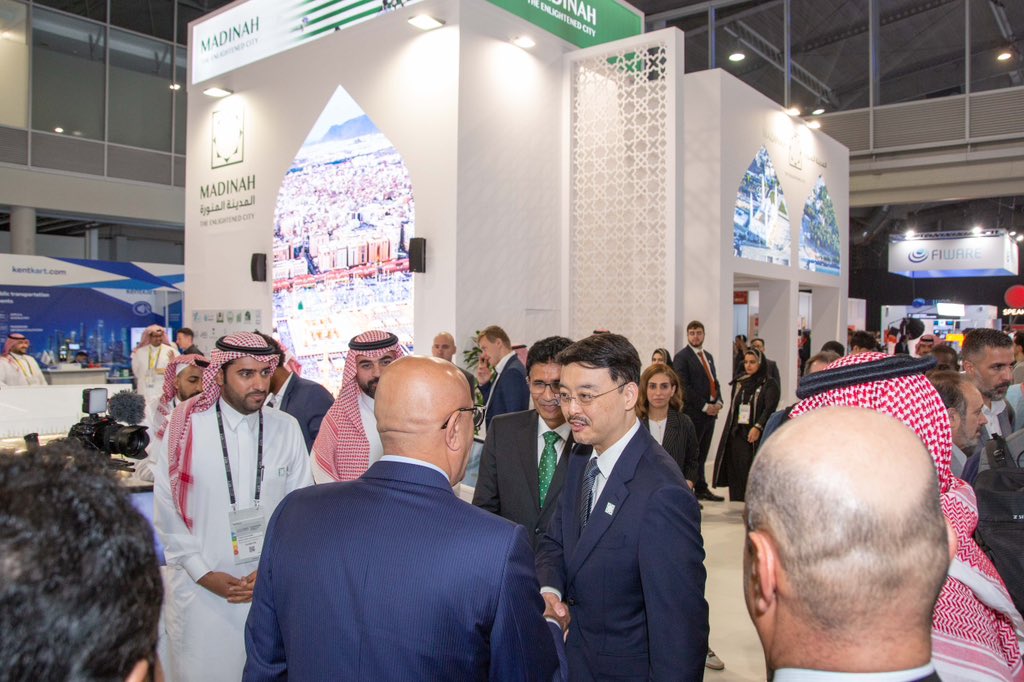 KSAembassyES's tweet photo. لبى سعادة السفير #عزام_القين الدعوة المقدمة من هيئة تطوير المدينة المنورة @MadinaAuthority المشاركة في معرض "إكسبو" المؤتمر العالمي للمدن الذكية في نسخته الحادية عشرة بمدينة برشلونة. وكان في استقبال سعادته المدير التنفيذي للبيانات والابتكار رئيس الوفد م. عبدالرحمن بن حسن إبراهيم. https://t.co/uE0K5Ja1Xq