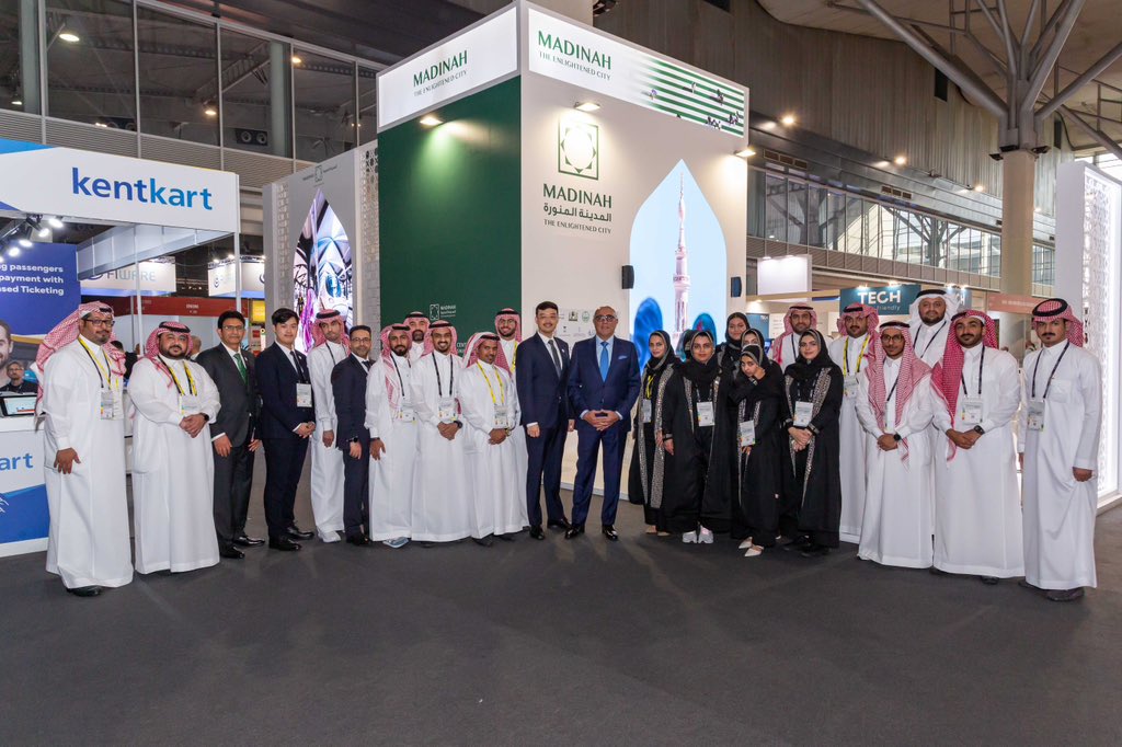 KSAembassyES's tweet photo. لبى سعادة السفير #عزام_القين الدعوة المقدمة من هيئة تطوير المدينة المنورة @MadinaAuthority المشاركة في معرض "إكسبو" المؤتمر العالمي للمدن الذكية في نسخته الحادية عشرة بمدينة برشلونة. وكان في استقبال سعادته المدير التنفيذي للبيانات والابتكار رئيس الوفد م. عبدالرحمن بن حسن إبراهيم. https://t.co/uE0K5Ja1Xq