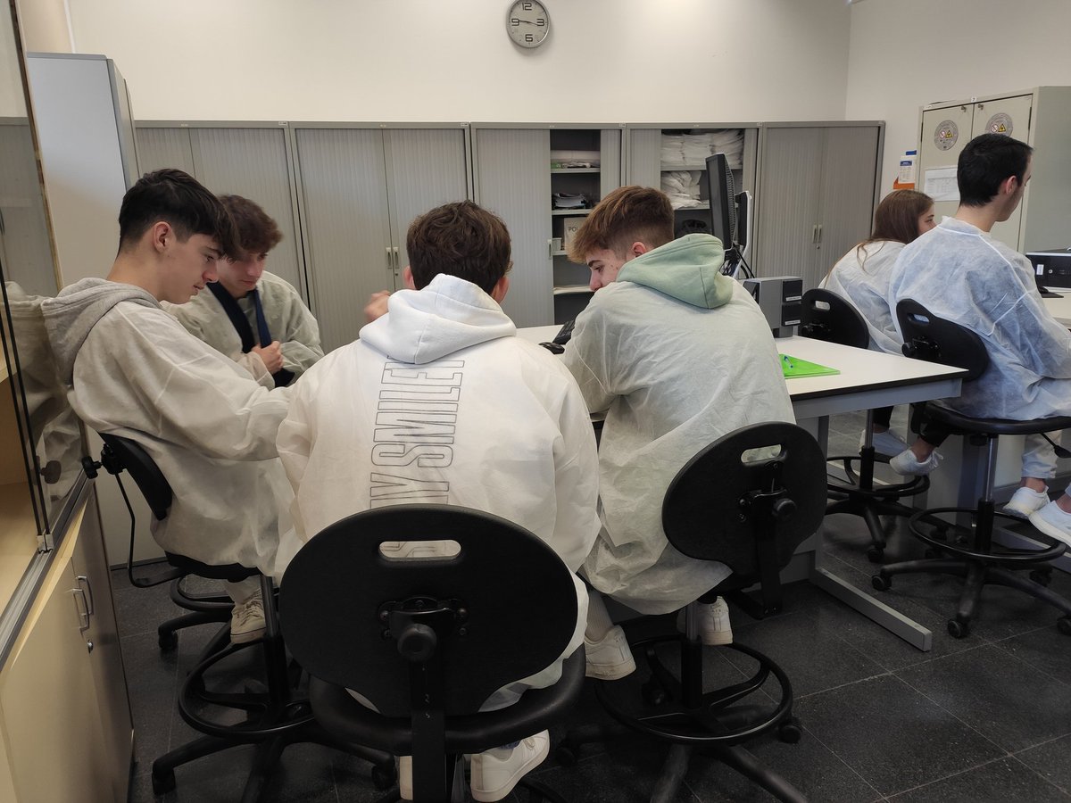 lauravg44's tweet photo. L'alumnat de 1r de batx. de física de l'@INS_Vilamajor la setmana passada vam anar a fer un taller al laboratori del @revir_uab sobre la distància de frenada! 
Ens veiem al març amb l'alumnat de química de 2n de batx! https://t.co/n39dTt7AuZ