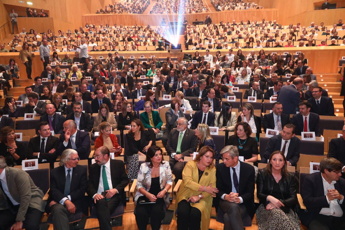 JLambanM's tweet photo. Magnífica #GalaHeraldo2022 y magníficos @Carlos_Latre, @OregonTv, @MHNLOfficial y @LuisLarrodera. Humor genial, grandísimo espectáculo musical e ilustrativo repaso de la historia de #Aragon desde 1982. Enhorabuena a @heraldoes y gracias por estas dos inolvidables horas https://t.co/8kPzfI9H0y