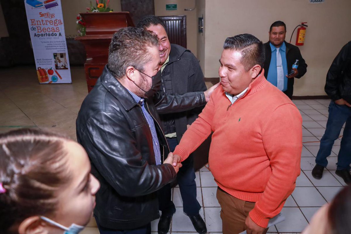 SergioARmzM38's tweet photo. Se realizó la “Entrega de #BecasApartadoA”, en la #RegiónLaguna, estas becas se otorgan a hijos de compañeros y compañeras  trabajadores de la educación como un gran apoyo y estímulo para seguir esforzándose y continuar con sus estudios. https://t.co/22t7amhc3S