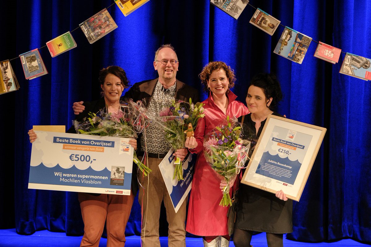 Dit zijn ze! De winnaars van het Beste Boek van Overijssel 2022📚🎉 van harte gefeliciteerd <a href="/Machlien/">Machlien Vlasblom</a>,  <a href="/AlmarOtten/">Almar Otten</a> &amp; Juliette Rosenkamp. De uitreiking terugkijken? Dat kan! --> besteboekvanoverijssel.nl <a href="/ProvOverijssel/">Provincie Overijssel</a> @mannenzonderpak <a href="/boekBroekhuis/">Boekhandel Broekhuis</a>