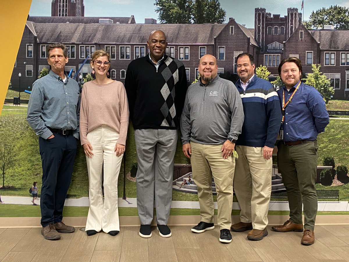 GEARUP_UTC's tweet photo. Proud to host the Director’s summit for GEAR UP Tennessee grants here at UTC. Always a great time getting to connect and kick ideas around with these guys. #GEARUPworks https://t.co/oy0EMuMYW8