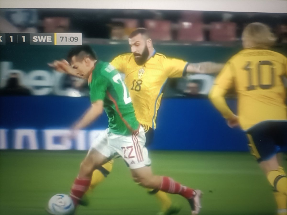 Macko_director's tweet photo. #MEXSWE
69' Mikael Ishak melduje się na boisku.💙🤍 https://t.co/Jgf9iNFTQk
