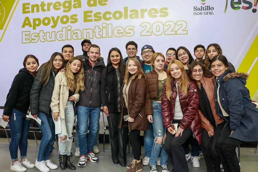 Juventud_Salt's tweet photo. El día de hoy el Gobernador Miguel Angel Riquelme Solis y el Alcalde Chema Fraustro junto al Director de Desarrollo Social Aníbal Soberón hicieron la entrega de los Apoyos Escolares 2022🙋🏻‍♂️🙋🏻‍♀️. https://t.co/dNcShRcVie