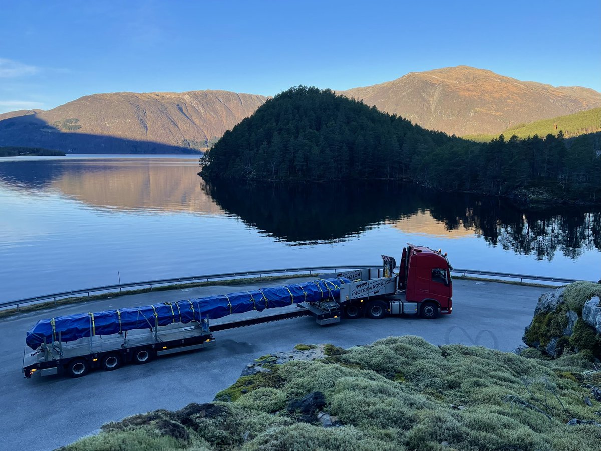 Botenwagen's tweet photo. Op ⬆️ | Best wat meters op de Holland Norway Lines gezet 😀 #noorwegen #norway #norge #transport #volvotrucks #volvotrucksnl #fh16 #langlast https://t.co/h9ylqtxaD1