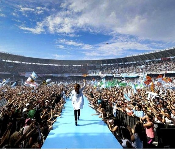 Lule1825's tweet photo. @CFKArgentina Terminar con esta mafia está en nuestras manos... Cuando decidamos dejar de tuitear. 
#LaFuerzaDeLaEsperanza 👇❤✌ https://t.co/myDnP1DLWE