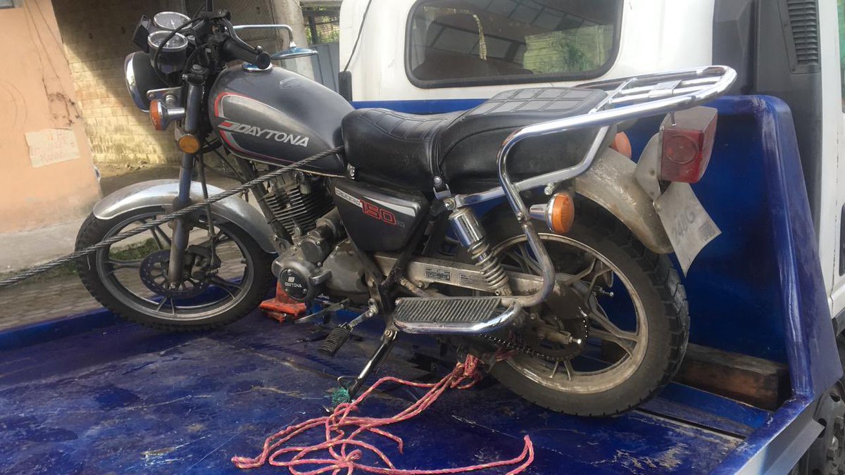 bomberoslosbanc's tweet photo. Hola alrededor de las 7 am se brinda auxilio en un accidente de tránsito suscitado entre una camioneta doble cabina y una motocicleta en la vía las Mercedes, el motociclista es trasladado al Subcentro de salud San Miguel de los Bancos  con fractura de  tibia y peroné https://t.co/1JzlVgRRtt