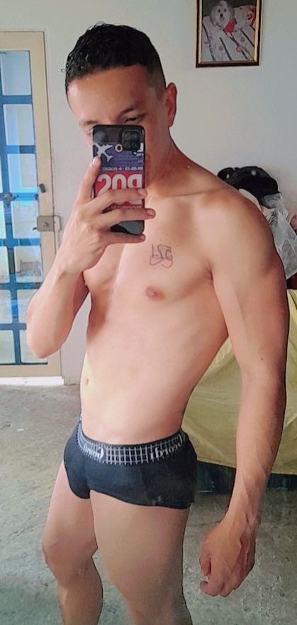 algom93's tweet image. Que rico llegar a casa y quitarse todo lo que estorba 😈