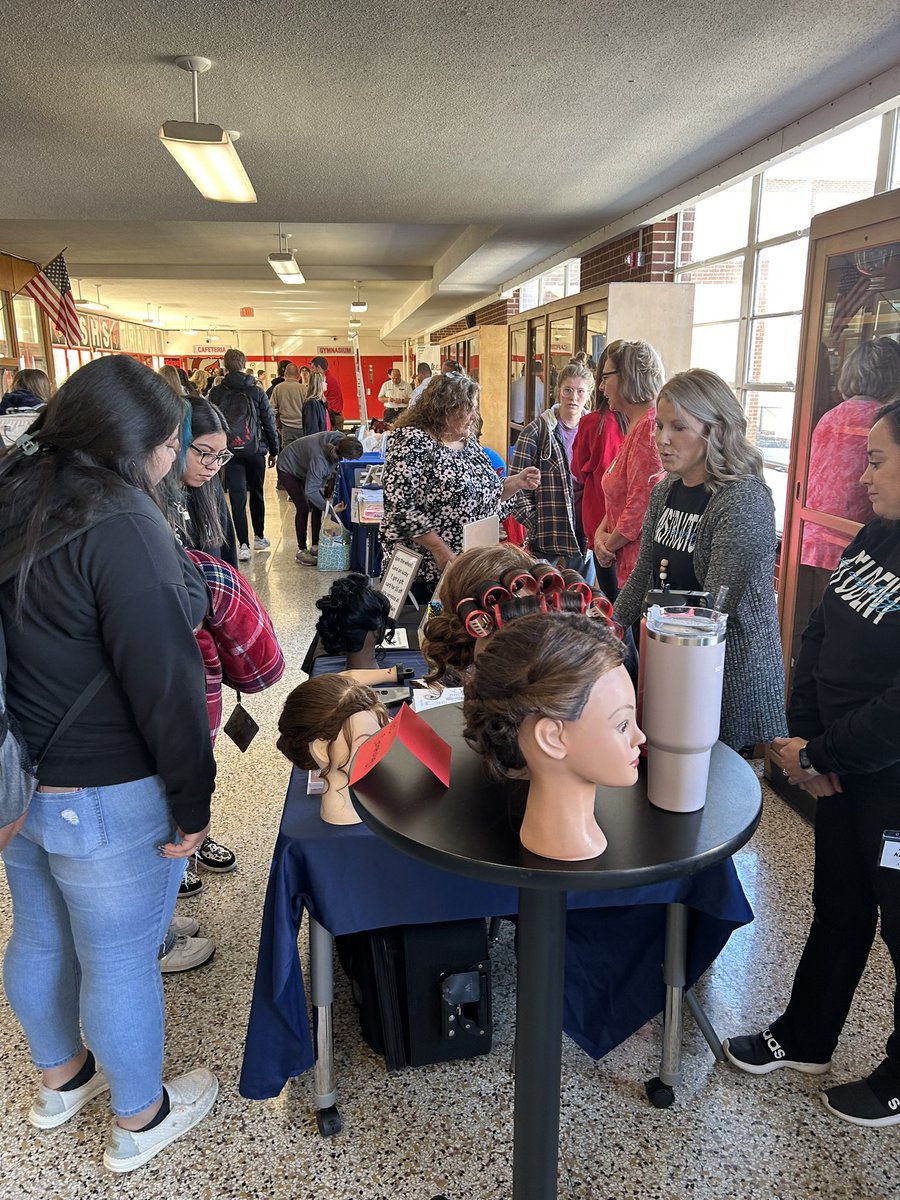 scsctecdc's tweet photo. Health Science and Public Service careers were highlighted this week at @eastsurryhs for Career Development Month. @surrycc @HSalon114 @ChooseNorthern @ChoicePTW https://t.co/xSS9yZTNJ0