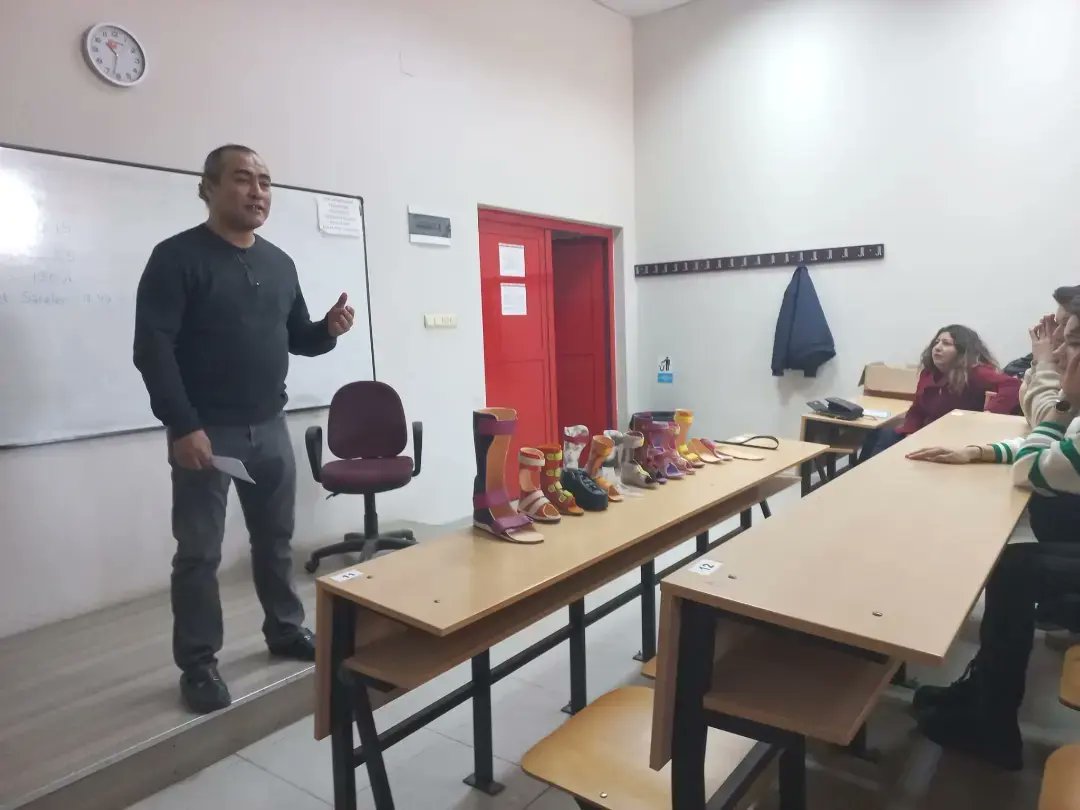 KanatYap's tweet photo. Fizyoterapi öğrencileriyle alt ekstremite ortezlerinin dünü, bugünü ve güncel teknolojik gelişmeleri konuştuk. Her biri prıl prıl ve ışık saçan gençler. Emanet nasihatı da kendilerine ilettik "Hepiniz birer Türk Bayrağı'sınız. Bayrağı lekelemeyin, kirletmeyin yere düşürmeyin" https://t.co/pzf9wxNGZ5