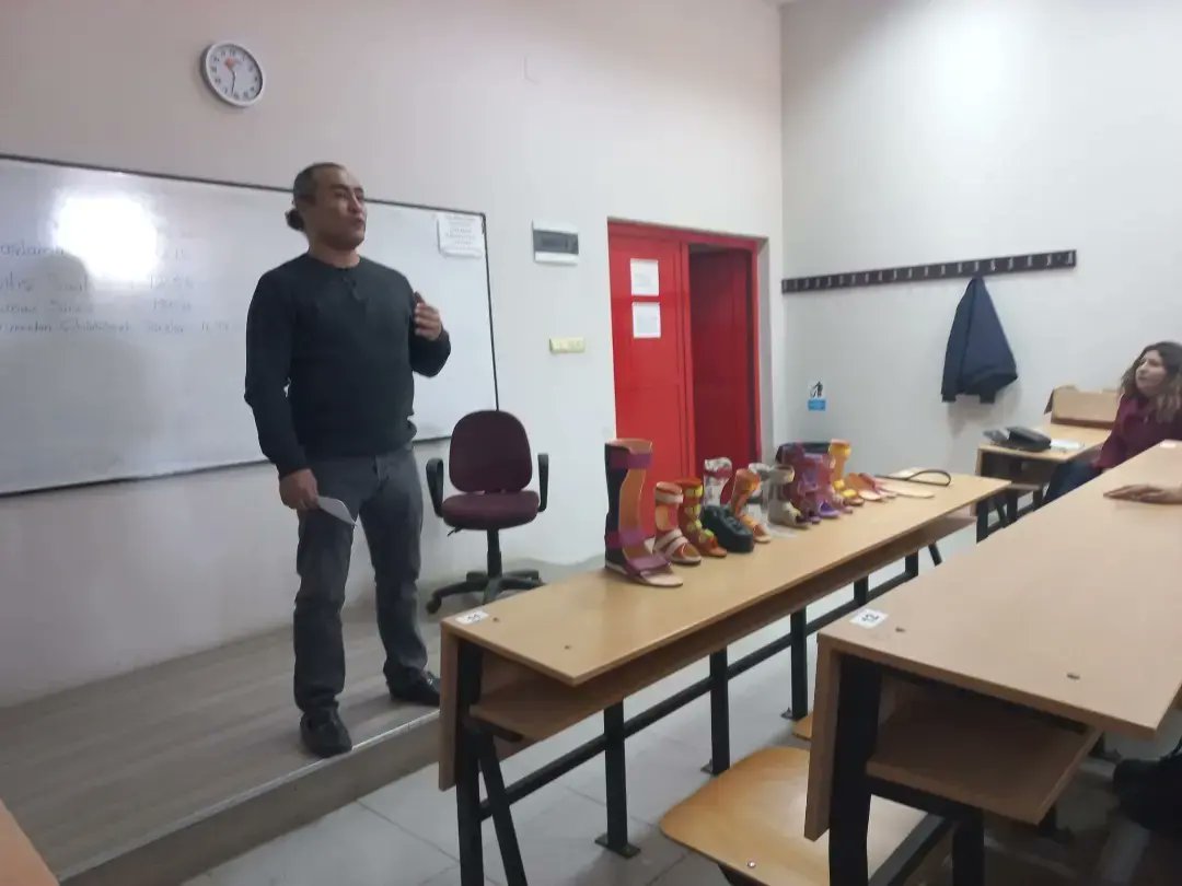 KanatYap's tweet photo. Fizyoterapi öğrencileriyle alt ekstremite ortezlerinin dünü, bugünü ve güncel teknolojik gelişmeleri konuştuk. Her biri prıl prıl ve ışık saçan gençler. Emanet nasihatı da kendilerine ilettik "Hepiniz birer Türk Bayrağı'sınız. Bayrağı lekelemeyin, kirletmeyin yere düşürmeyin" https://t.co/pzf9wxNGZ5