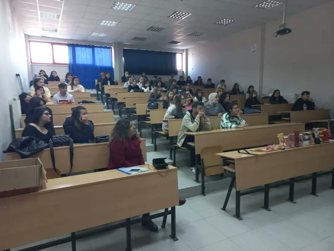 KanatYap's tweet photo. Fizyoterapi öğrencileriyle alt ekstremite ortezlerinin dünü, bugünü ve güncel teknolojik gelişmeleri konuştuk. Her biri prıl prıl ve ışık saçan gençler. Emanet nasihatı da kendilerine ilettik "Hepiniz birer Türk Bayrağı'sınız. Bayrağı lekelemeyin, kirletmeyin yere düşürmeyin" https://t.co/pzf9wxNGZ5