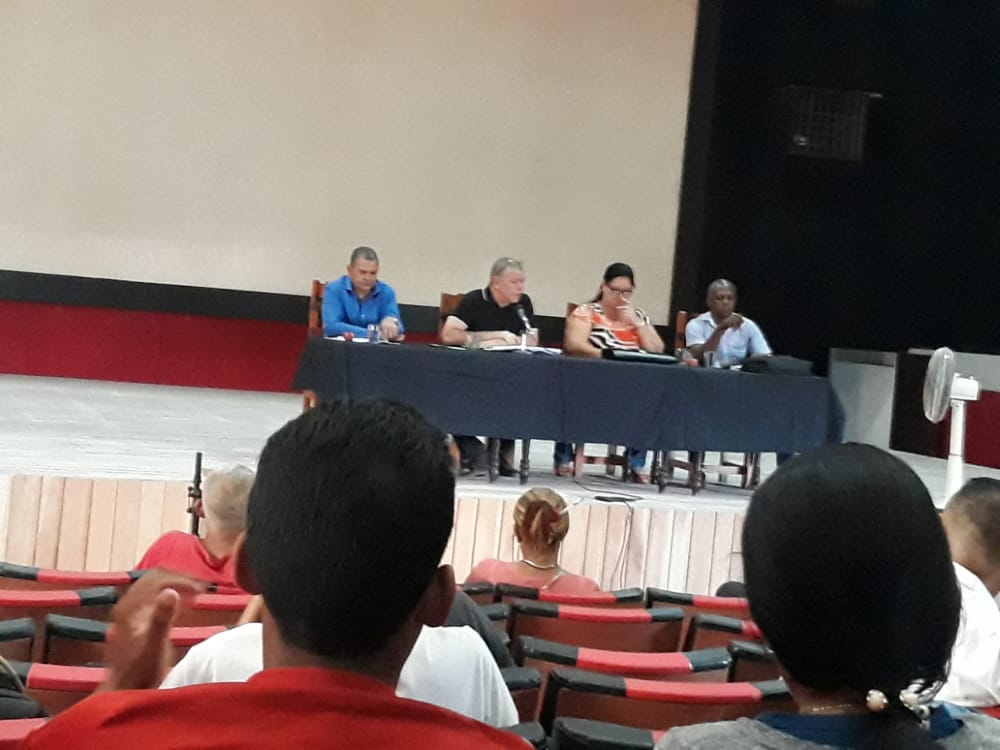 Andy21062521's tweet photo. Con la presencia de la Primera Secretaria del Partido en la #ProvinciaGranma se realiza la reunión con directores en #Manzanillo para asegurar el proceso eleccionario de los delegados a la AMPP.
#tuvotocuenta 
#VoluntadDeElegir https://t.co/lgcEbwuvEU