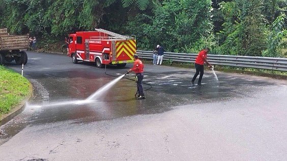 bomberoslosbanc's tweet photo. Alrededor de  las 10:05 ocurrió un  accidente de tránsito entre una volqueta y un automóvil Nissan en la vía las Mercedes, del que no se reportan personas heridas pero sí derrame de combustible en la vía por lo que se procede a la limpieza respectiva. #SiempreAlServicio https://t.co/xzSu7g0a61