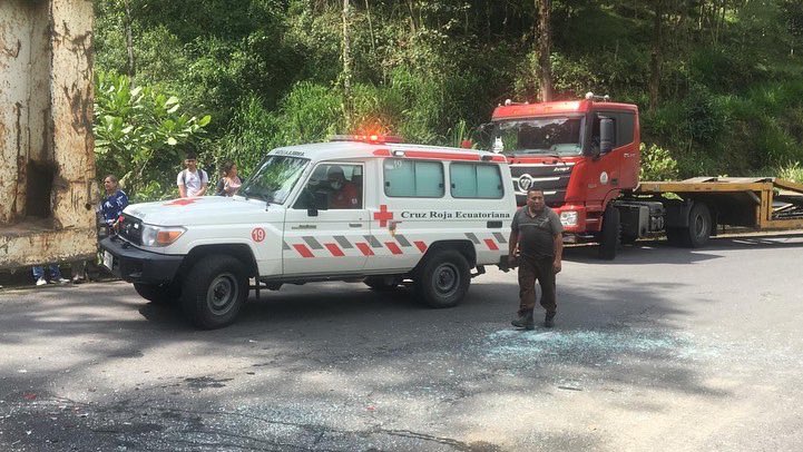 bomberoslosbanc's tweet photo. Alrededor de  las 10:05 ocurrió un  accidente de tránsito entre una volqueta y un automóvil Nissan en la vía las Mercedes, del que no se reportan personas heridas pero sí derrame de combustible en la vía por lo que se procede a la limpieza respectiva. #SiempreAlServicio https://t.co/xzSu7g0a61
