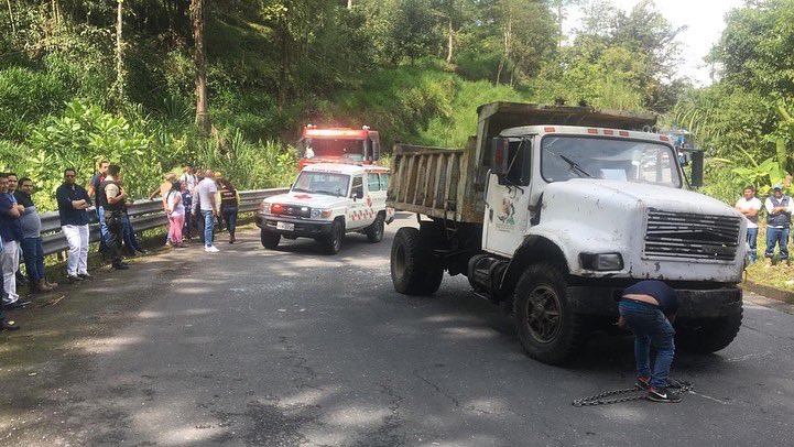 bomberoslosbanc's tweet photo. Alrededor de  las 10:05 ocurrió un  accidente de tránsito entre una volqueta y un automóvil Nissan en la vía las Mercedes, del que no se reportan personas heridas pero sí derrame de combustible en la vía por lo que se procede a la limpieza respectiva. #SiempreAlServicio https://t.co/xzSu7g0a61