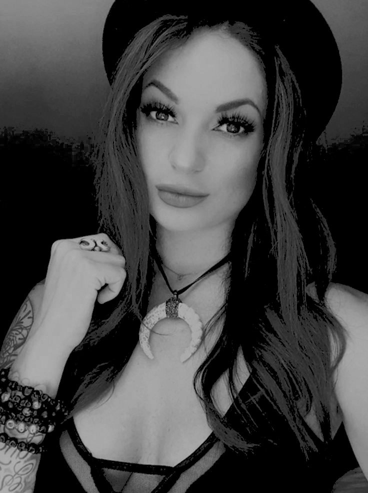 How can someone be this gorgeous? 

#WCW 🖤