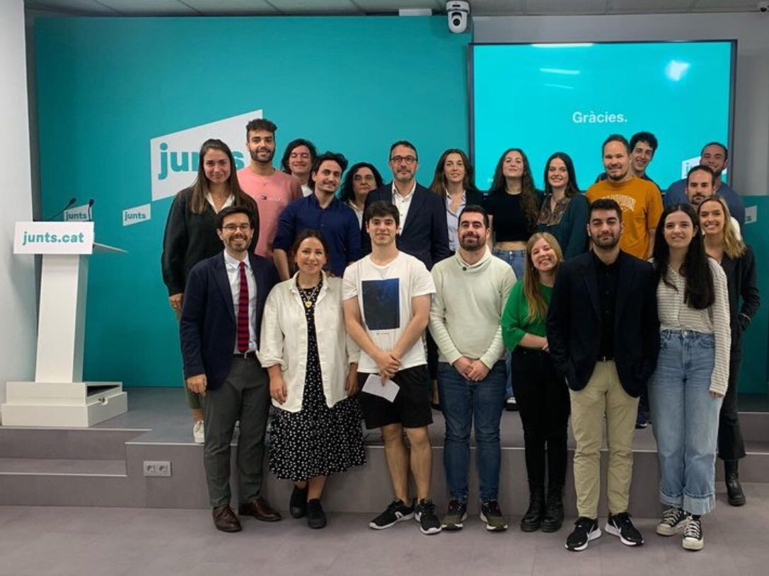 toniaira's tweet image. La cap de Premsa i el portaveu ✨ Gràcies, @_claudiamarpi_ i @josep_rius per la #masterclass d’avui amb els #compolin 🔥 Tantes claus… ! Els alumnes les han gaudit i ja estan amb ganes de més, demà amb un partit ben diferent a @JuntsXCat, també per xalar-lo en clau #compol 🤐