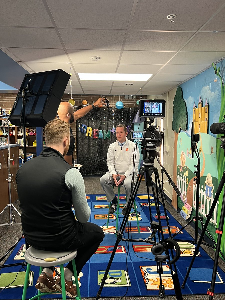 edtechElisha's tweet photo. Teachers and students at @RavenelES in @OconeeSC_school utilize @IXLLearning in a variety of ways! Supporting and leading small groups through group jam, math choice boards, diagnostic strand analysis, independent practice, and so much more! Such an awesome day! 🎥🎤💚💙💛 https://t.co/5q7pPaHWZE