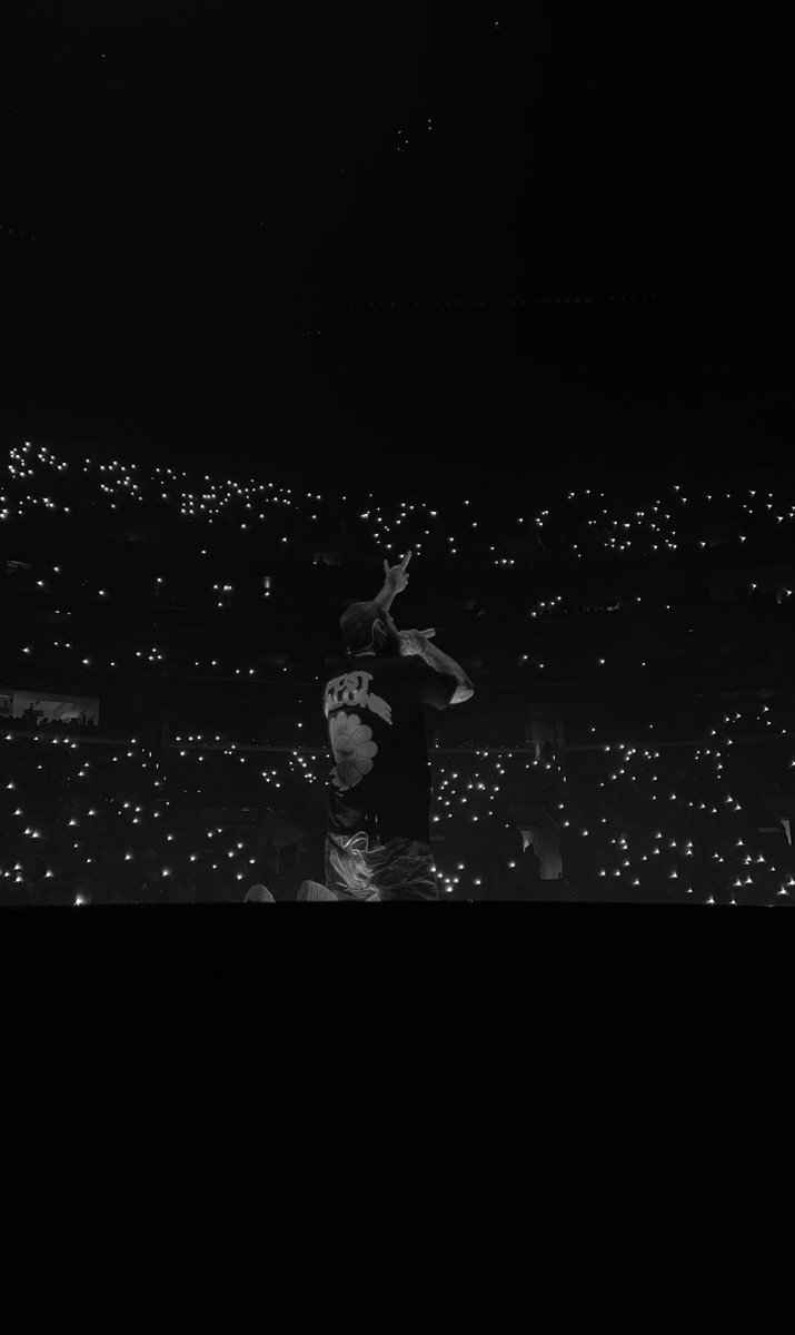 juliaaj1322's tweet photo. “I love you thank you so much”- @PostMalone 

Last night was a dream come true, he truly has saved my life. Watching him grow over the years has been insane ❤️ https://t.co/VDH0n7tC0F