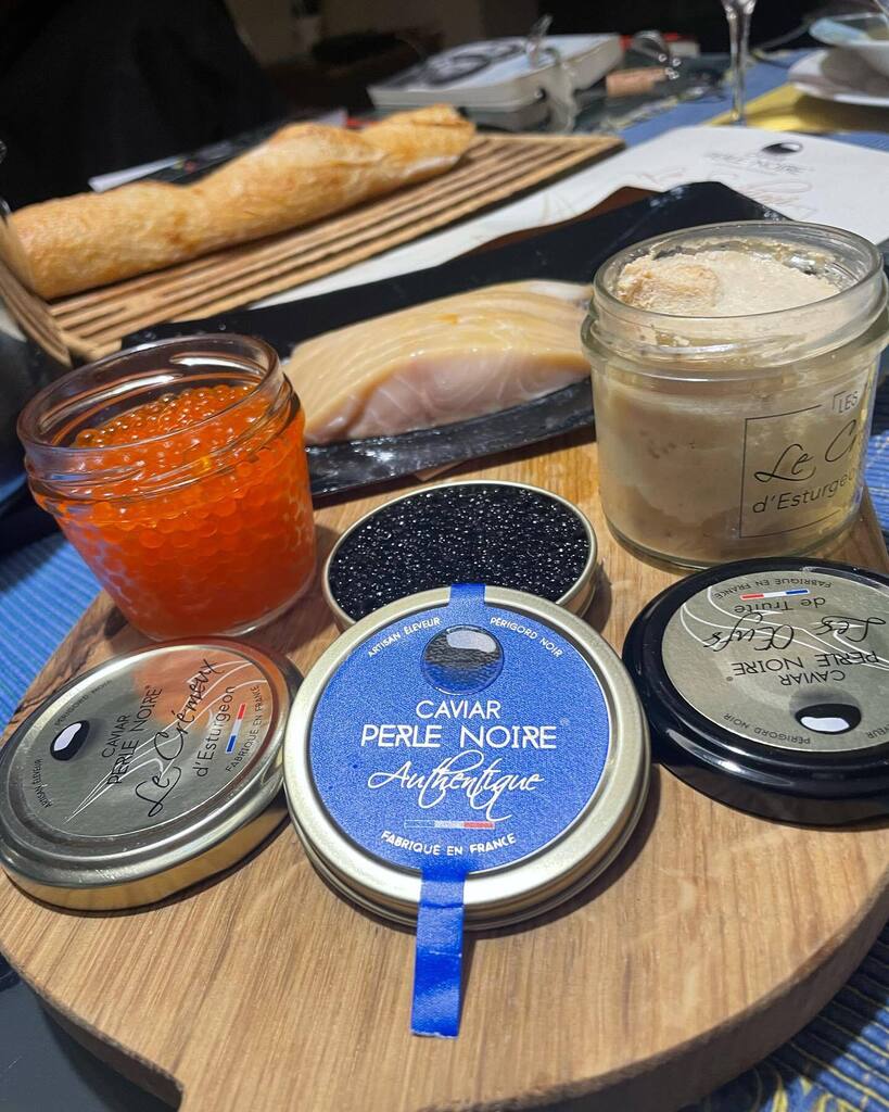 gillespudlowski's tweet photo. Ce soir, on fait casse-croûte chic avec les produits #perlenoire : caviar, esturgeon en sashimi et en crémeux, œuf de truite - le tout accompagné d’une baguette tradition de #desgranges et escorté d’un château #hautgleon vif rosé couleur saumon #faimdenu… https://t.co/D13AYBOdAO https://t.co/KXqeUVHluf