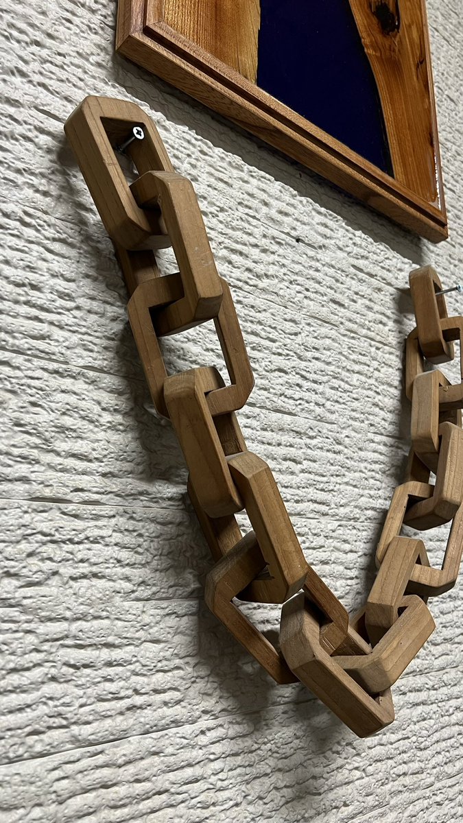6_js6's tweet photo. 一本の木を使って作ってみました😊どこかでこんな物が売っていたような？どうやって作ったんだろうと思って実際作ったら丸のことジグソーがあればなんとか型にはなりますね😂何かに応用できそうな気がします😙 https://t.co/38SVjBN6nv