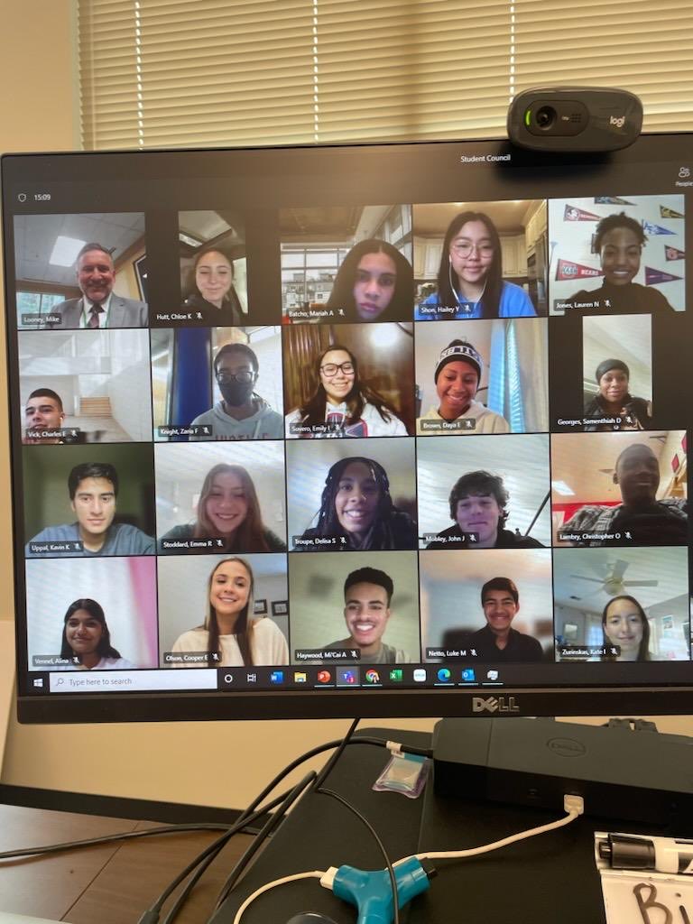 Always love to see those smiling faces of our student leaders &amp; SGC members. Taking time to hear the student voice &amp; stories w/⁦<a href="/FCSSuptLooney/">Dr. Mike Looney (Official Acct)</a>⁩ at the Superintendent Student Advisory Council. ⁦<a href="/grmoore65/">George Ryan Moore</a>⁩ ⁦<a href="/erinnusnbaum/">Erin Nusnbaum</a>⁩ ⁦<a href="/ekinginspired/">Erin King</a>⁩ ⁦<a href="/hbzey/">Hannah Zey</a>⁩