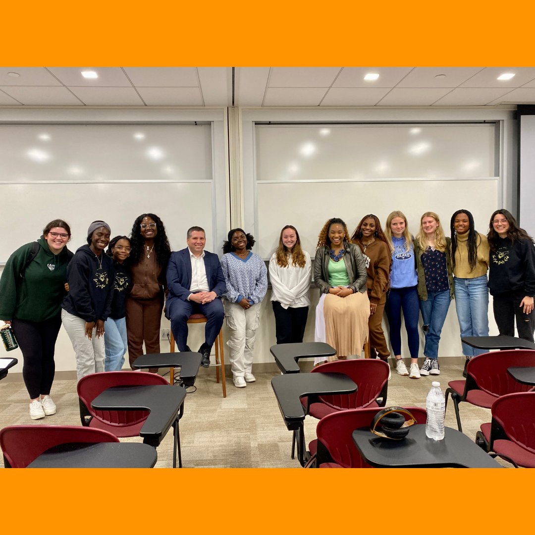 TeamBrandy617's tweet photo. It was great to be at @BostonCollege for the Women’s Center Love Your Body Week! Such a great discussion with Senator @SalDiDomenico and a group of amazing students about the #CrownAct, which bans hair discrimination. #iamnotmyhair #naturalhairrules #mapoli #bospoli https://t.co/Fmxo1hiLIh