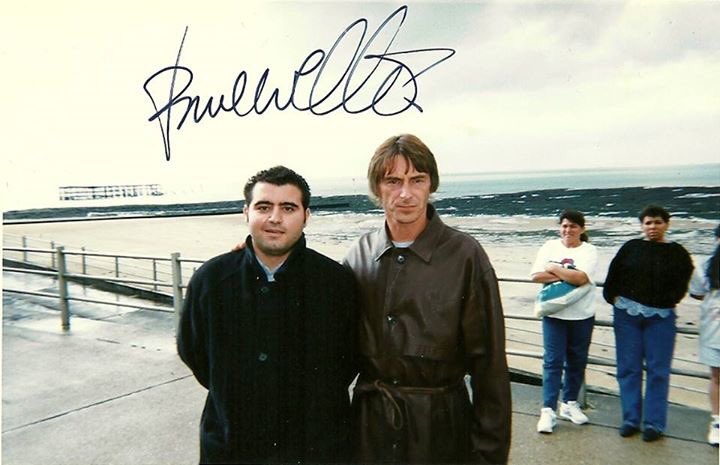 fabweb78's tweet photo. @CayoFlavioCesar @paulwellerHQ C’est moi devant le scooter, c’était sur la plage de Margate, je ne souviens plus de la date. J’avais eu le plaisir d’assister à la séance photo avant le concert du soir . Excellent souvenir ! https://t.co/1cGxGWv5zG