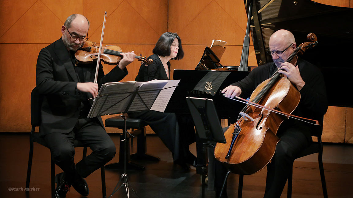 Fall arrived late in #Vancouver. Leaves on the trees have been a range of burnished red, yellow, brown &amp; green.

Prague-based Smetana Trio played for FCM on November 15, the audience heard a range of burnished sonic colours &amp; a special approach to rhythms that's distinctly Czech.