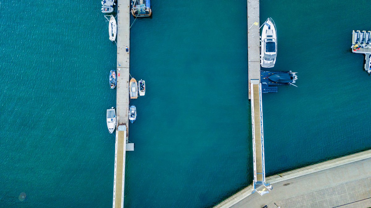LBPhotography96's tweet photo. Overhead Part Two by Lauren Bremner.

#laurenbremnerphotography #nikonfever #nikonphoto #natgeoyourshot #lifeofadventure #photographyislife #photooftheday #gramsofearth #yourshotphotographer #TheBest_Capture #Brixham #dronephotography #raw_drone #drone #harbour https://t.co/eAgEmeK4sV