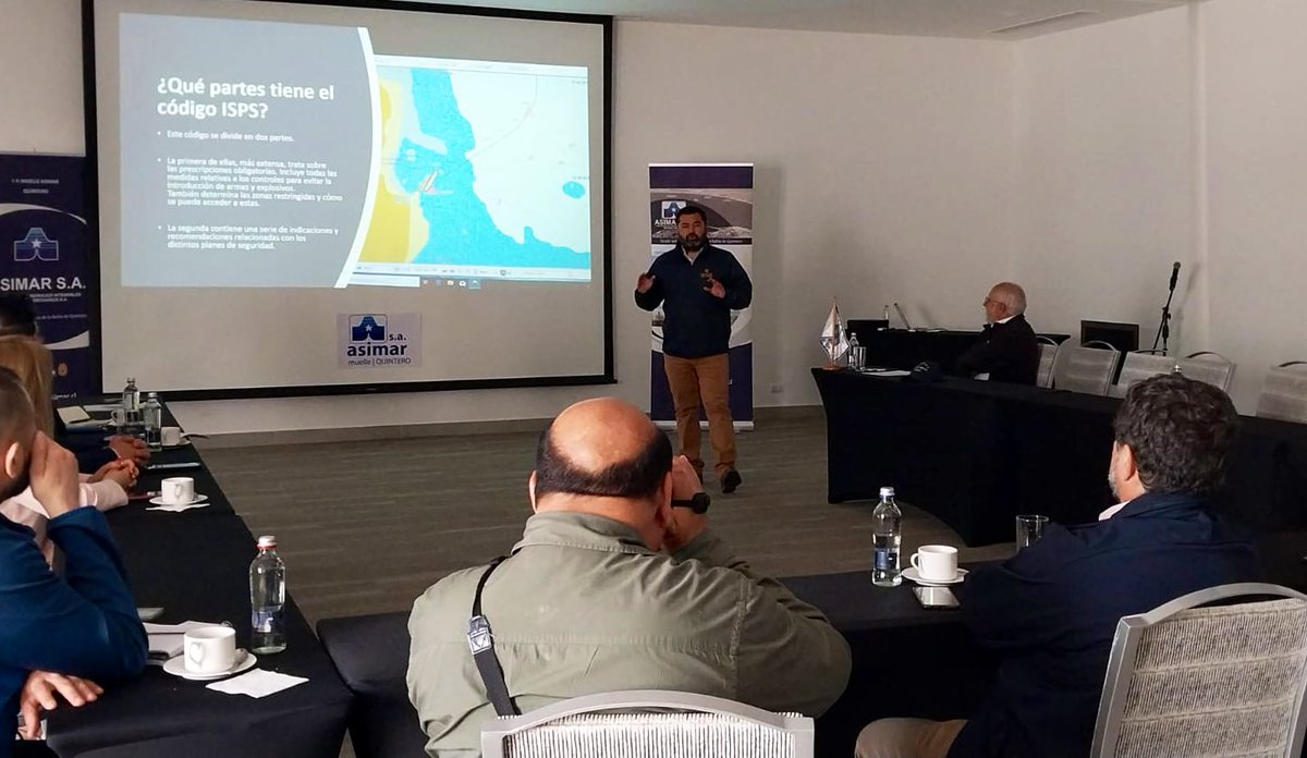 Cp_Quintero's tweet photo. Invitados por el Gerente muelle #Asimar oficial @Armada_Chile de la Capitanía de Puerto, lideró conversatorio en temáticas atingentes al Código ISPS en conjunto con oficiales de protección de instalaciones portuaria (OPIP) #Quintero #Puchuncaví fomentando trabajo el colaborativo. https://t.co/zHnsyJ5SIJ