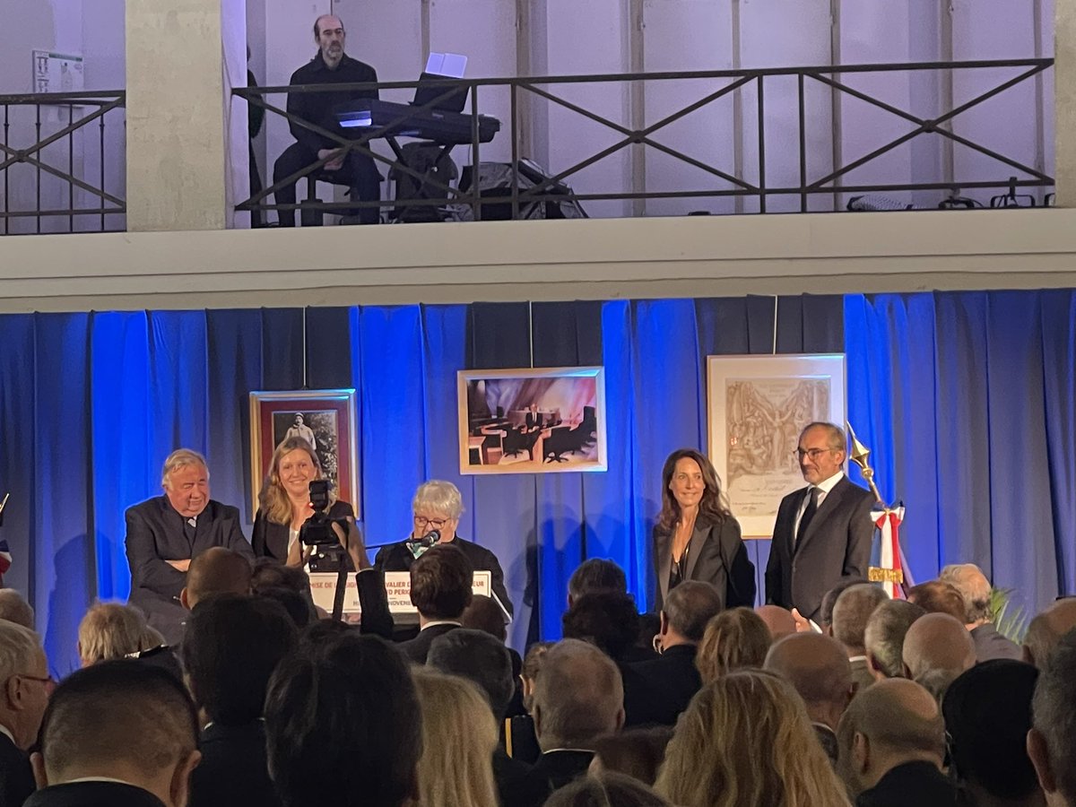 soirée exceptionnelle. Félicitation mon cher <a href="/Arnaud_Pericard/">Arnaud Péricard</a> pour cette Légion d’honneur que tu reçois des mains de notre amie <a href="/j_gourault/">Jacqueline Gourault</a> sous les yeux de <a href="/gerard_larcher/">Gérard Larcher</a> et <a href="/YaelBRAUNPIVET/">Yaël Braun-Pivet</a>. Un discours émouvant et authentique. Bravo. Fier de toi. Pensées à ton papa et Maman.